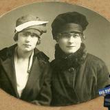 Краснодар. Две подружки, Сонечка Сорокина и Сашенька Маслова (Приказчикова),  7 апреля 1922 год