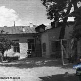 1953 год. Северная сторона двора дома № 50 по ул. Мира (приведена старая нумерация домов)