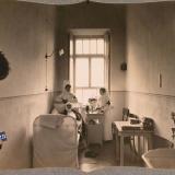 Екатеринодар. Сестры милосердия и раненый офицер в двухместной палате лазарета общины, 1915 год