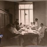 Екатеринодар. Сотрудницы Красного Креста готовят к выдаче в пошивочную, устроенную в одном из помещений общины, раскроенное белье, 1915 год.