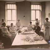 Екатеринодар. Сотрудницы Красного Креста в закройном отделении склада, устроенном в одном из помещений общины, 1915 год