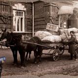 Екатеринодар. Возчик у телеги, нагруженной упакованными вещами, собранными представителями Красного Креста для действующей армии, перед отправкой их со склада, устроенного в помещении общины, 1915 год