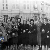 Краснодар. 3-й курс в КИПП у здания института. 7 ноября 1953 г.