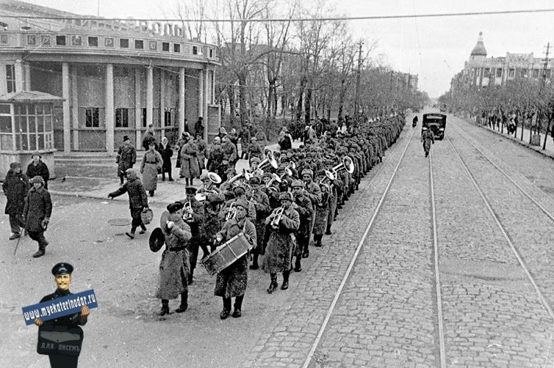 Краснодар освобождённый. На улице Красной, 1943 год.