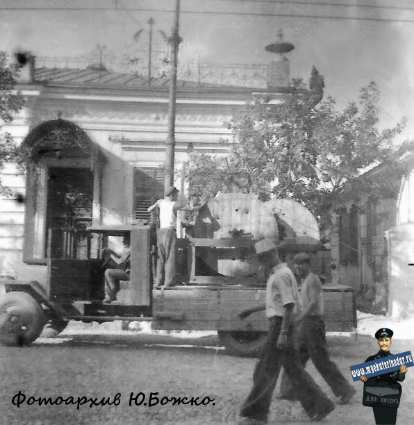 1952 год. Сентябрь, открытие движения троллейбуса по ул. Мира, вид на север из окна дома, располагавшегося между ул. Суворова и ул. Гудимы 1952 год. Сентябрь, открытие движения троллейбуса по ул. Мира, вид на север из окна дома, располагавшегося между ул. Суворова и ул. Гудимы