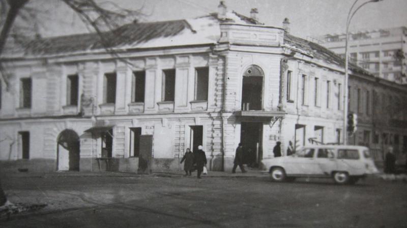 Краснодар. Бывший магазин П. Галладжианц перед сносом, около 1973 года