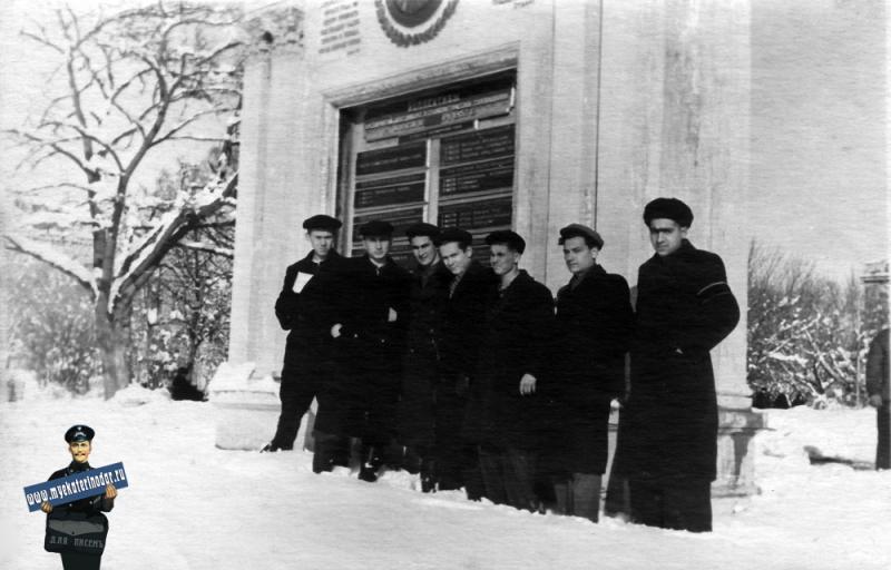 Краснодар. 7 марта 1953 года в Первомайском сквере у доски почёта.