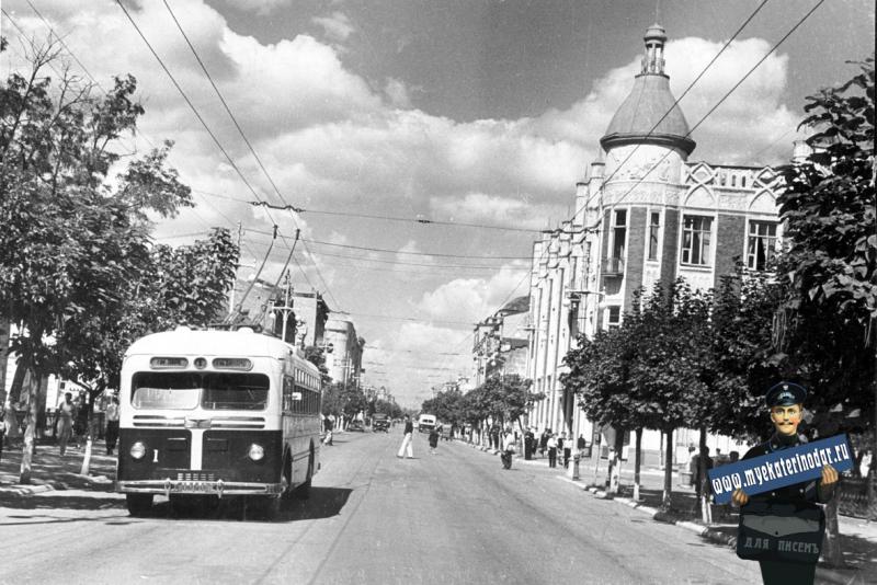 Краснодар. Перекрёсток улиц Сталина и Ворошилова.