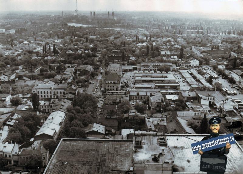 Краснодар. Вид на восточную часть города от перекрёстка улиц Красной и Свердлова. 1986 год.