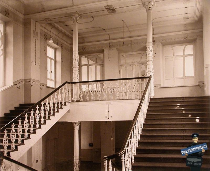 Екатеринодар. Кубанский мариинский женский институт. 25.10.1913 год. Вид лестницы, ведущей на 3-й этаж института.