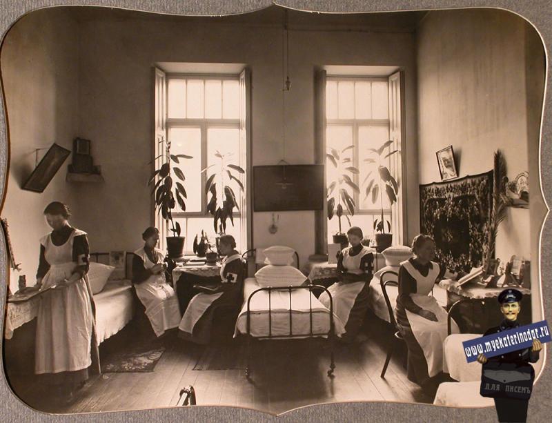 Екатеринодар. Сестры милосердия общины в одной из комнат общежития, 1915 год