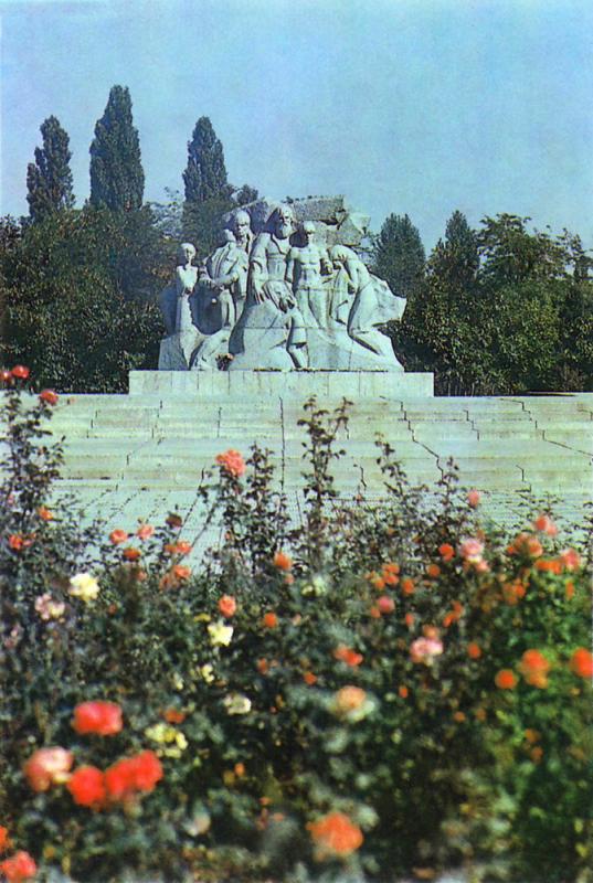 Краснодар. Мемориал "Жертвам фашизма", 1987 года. Краснодар. Мемориал "Жертвам фашизма", 1987 года.