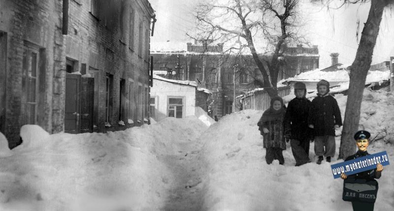 Краснодар. Двор, Шаумяна, 48. 14 февраля 1954 года.