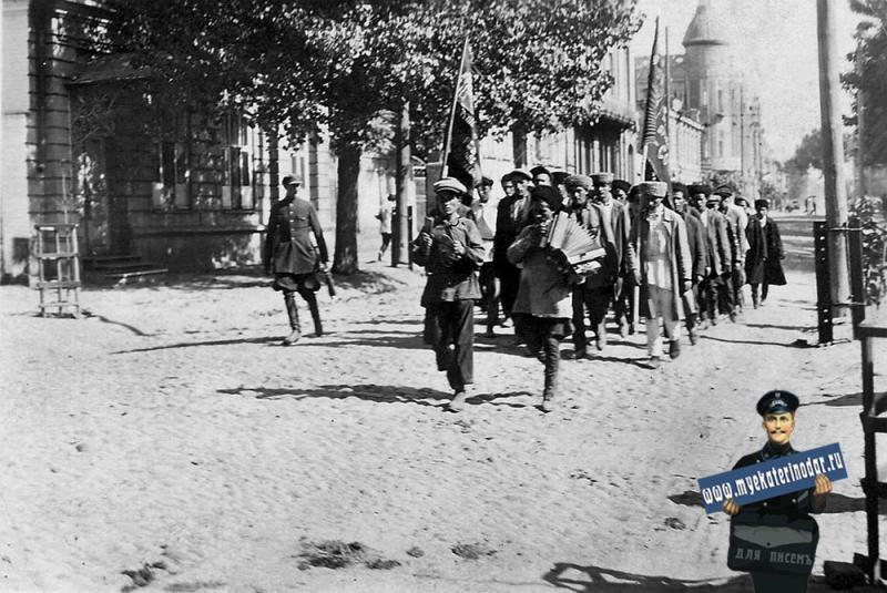 Краснодар. Группа молодых адыгейцев идут на военный призыв. 20-е годы.