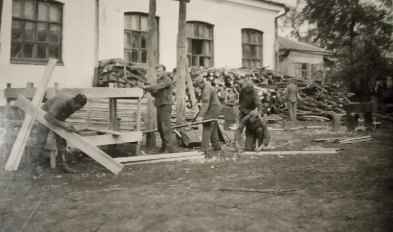 Краснодар? Во дворе школы , осень 1942 года.