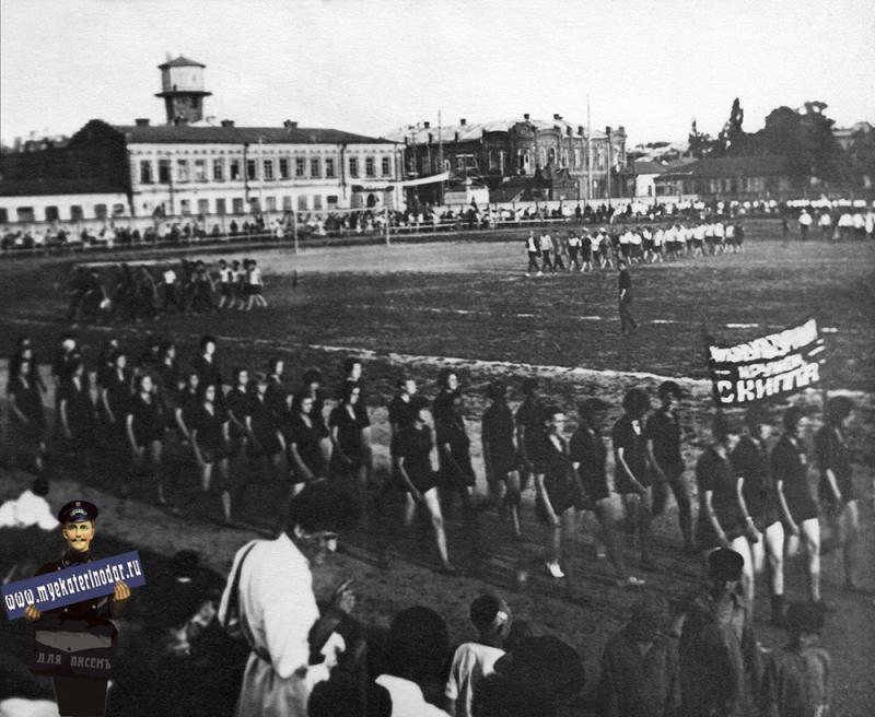Краснодар. Спортивная колонна студентов СКИПП на стадионе, 1931 год