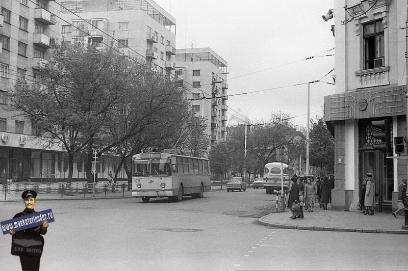 Краснодар. Троллейбус маршрута №6 на перекрестке улиц Мира и Красной, 1979 год