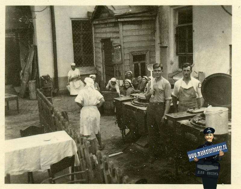 Краснодар. Во дворе 1-й городской больницы. "Кухня госпиталя", осень 1942 года