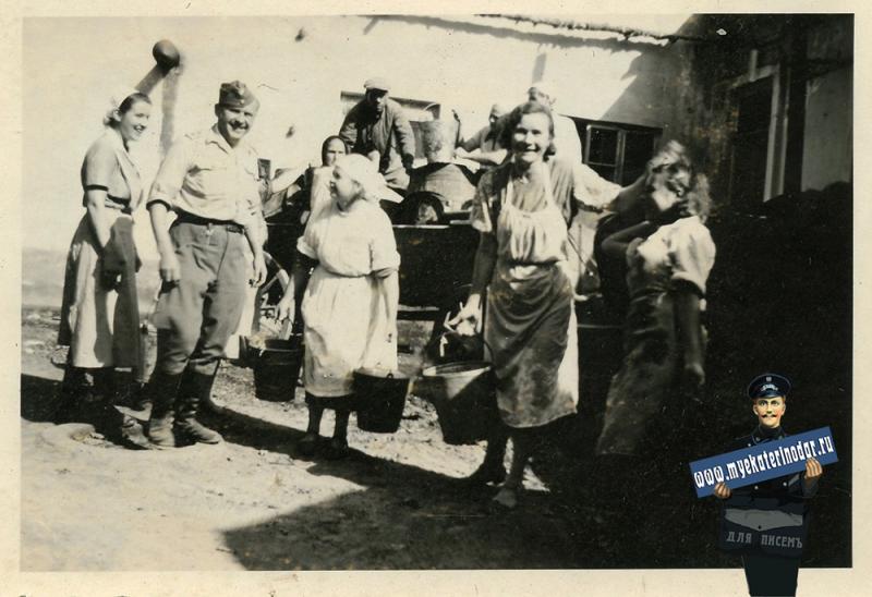 Краснодар. Во дворе 1-й городской больницы. "Привезли воду", осень 1942 года